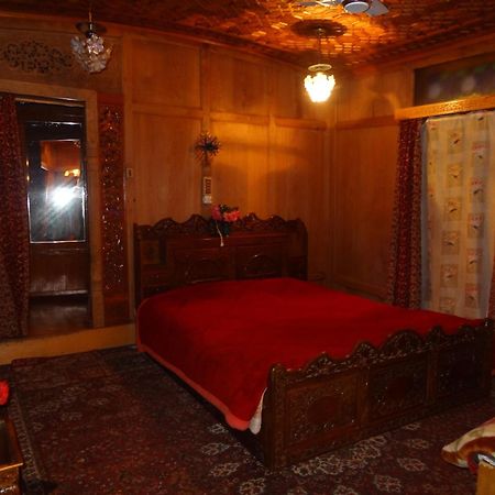 Houseboat Moon Of Kashmir Hotel Srinagar  Bilik gambar