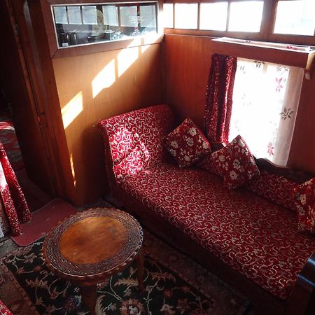 Houseboat Moon Of Kashmir Hotel Srinagar  Bilik gambar