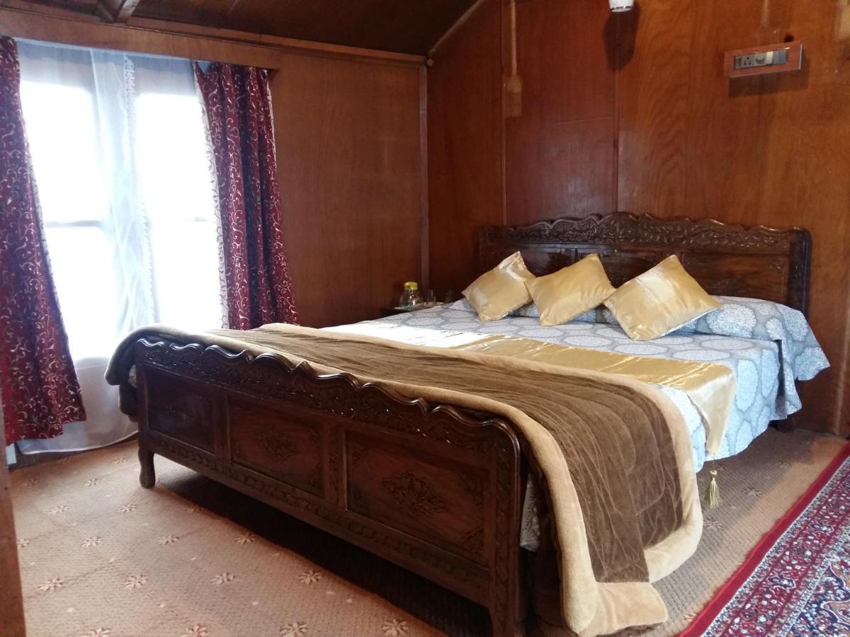 Houseboat Moon Of Kashmir Hotel Srinagar  Luaran gambar