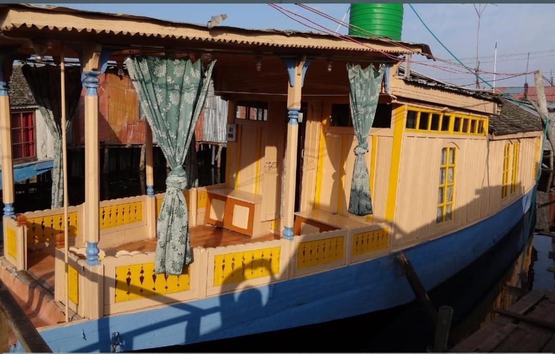 Houseboat Moon Of Kashmir Hotel Srinagar  Luaran gambar
