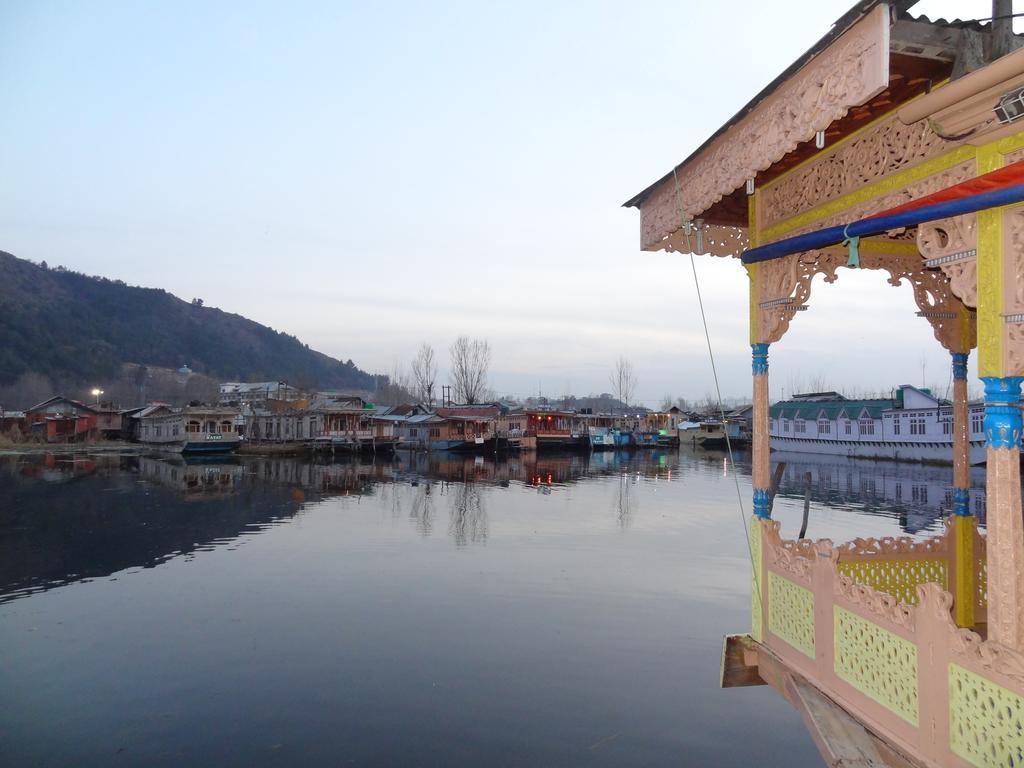 Houseboat Moon Of Kashmir Hotel Srinagar  Luaran gambar