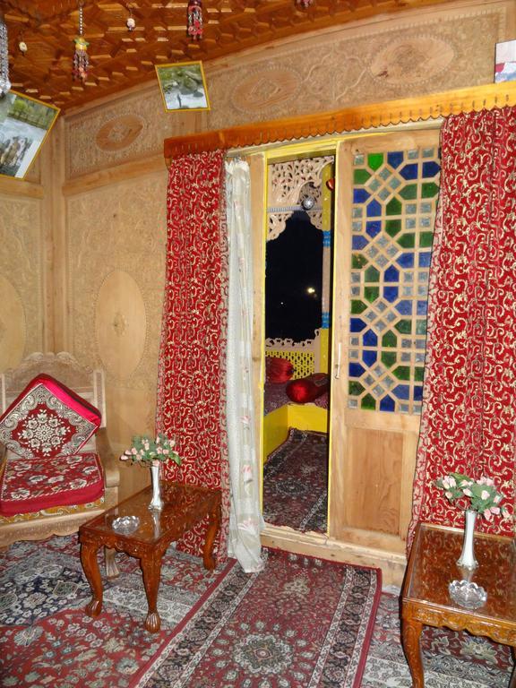 Houseboat Moon Of Kashmir Hotel Srinagar  Luaran gambar