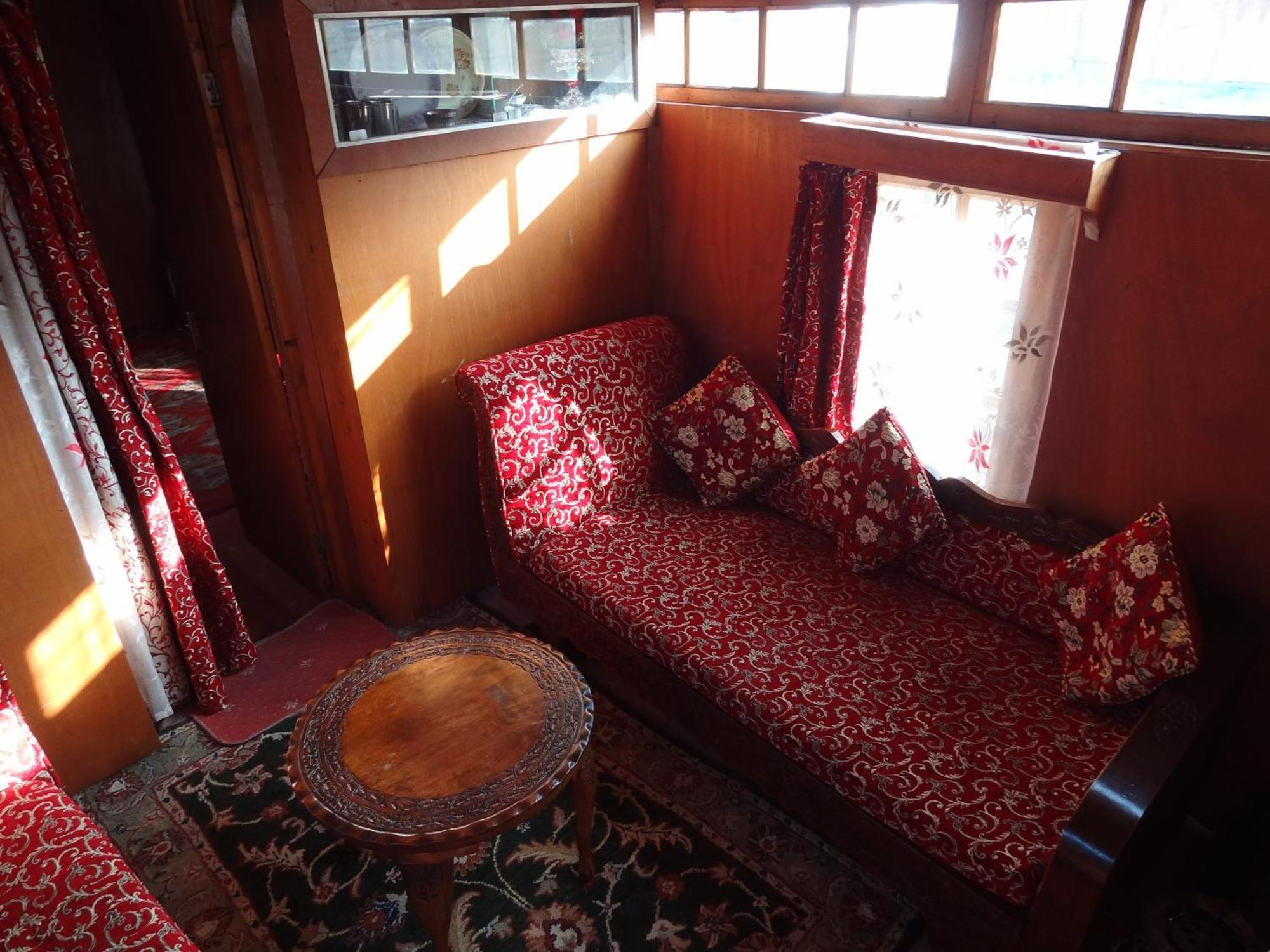 Houseboat Moon Of Kashmir Hotel Srinagar  Bilik gambar