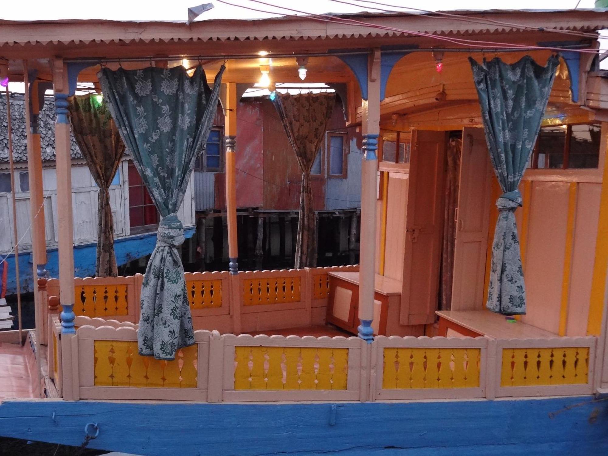 Houseboat Moon Of Kashmir Hotel Srinagar  Bilik gambar