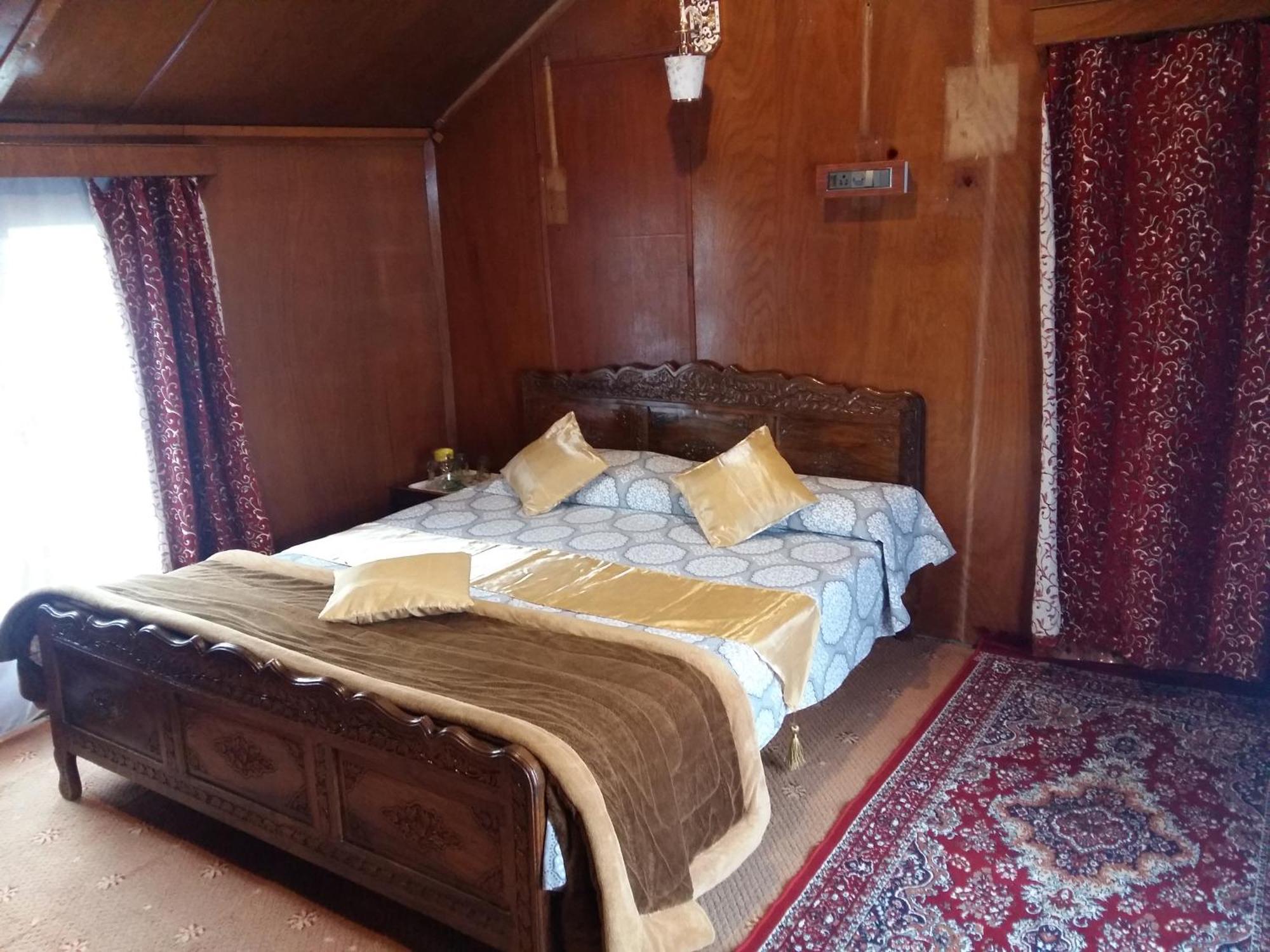 Houseboat Moon Of Kashmir Hotel Srinagar  Bilik gambar