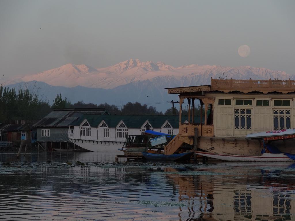 Houseboat Moon Of Kashmir Hotel Srinagar  Luaran gambar
