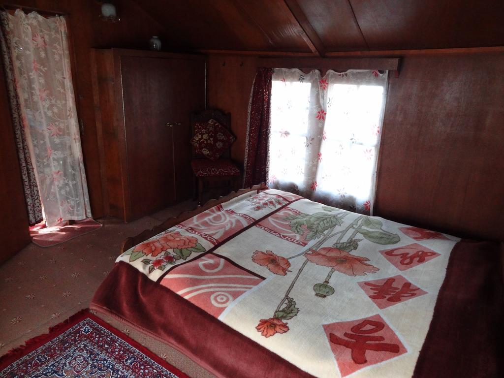 Houseboat Moon Of Kashmir Hotel Srinagar  Bilik gambar