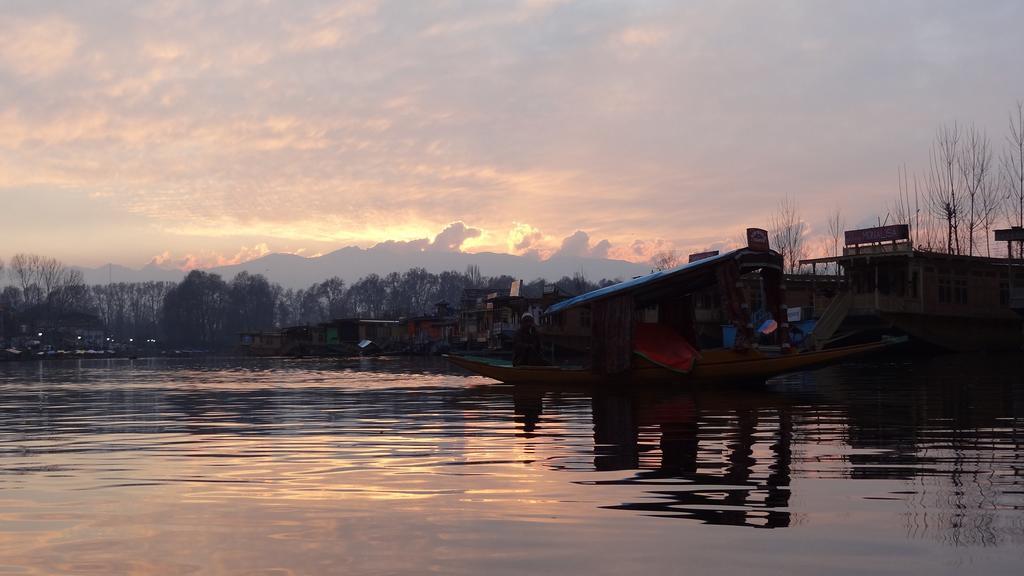 Houseboat Moon Of Kashmir Hotel Srinagar  Luaran gambar