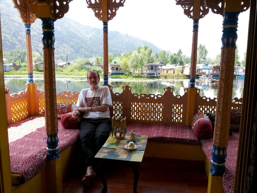 Houseboat Moon Of Kashmir Hotel Srinagar  Luaran gambar