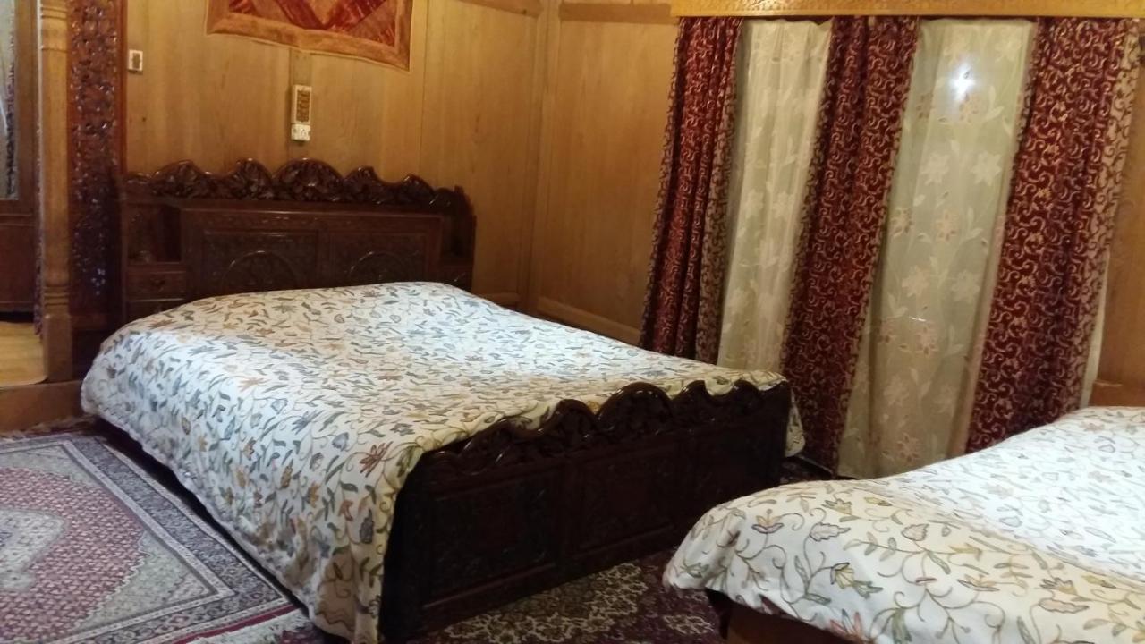 Houseboat Moon Of Kashmir Hotel Srinagar  Luaran gambar